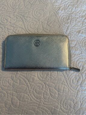 NWOT Tory Burch Women’s Silver Metallic Leather Zip Around Wallet